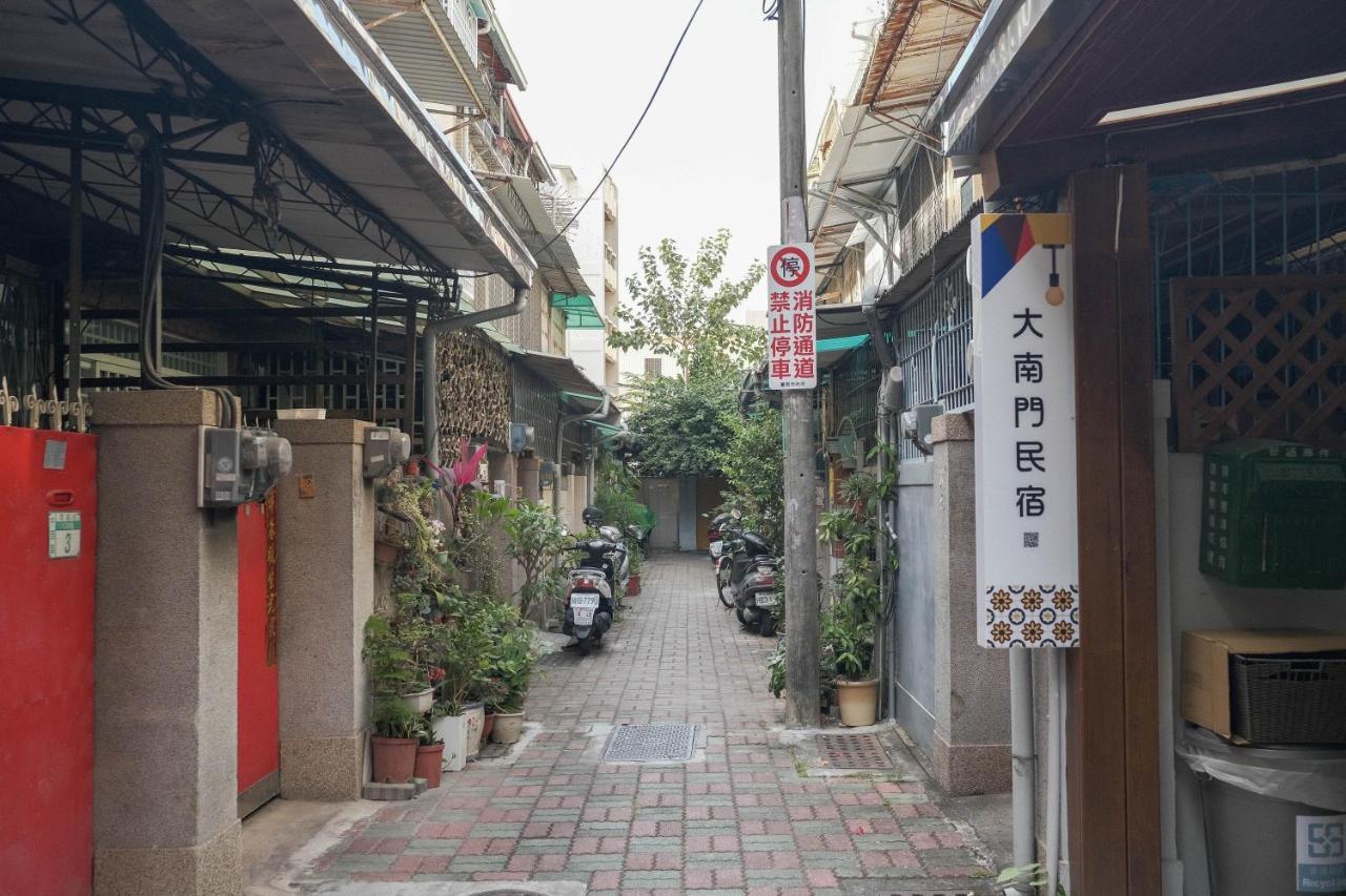 South Gate Home Stay Тайнань Экстерьер фото